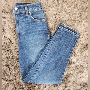 Size 4 GAP Medium Wash Mom Jean